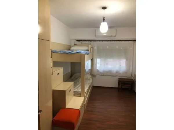 Tirane, jepet me qera apartament 2+1 Kati 3, 100 m² 450 € (Ali Dem)
