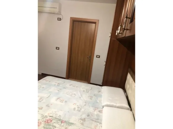 Tirane, jepet me qera apartament 2+1 Kati 3, 100 m² 450 € (Ali Dem)