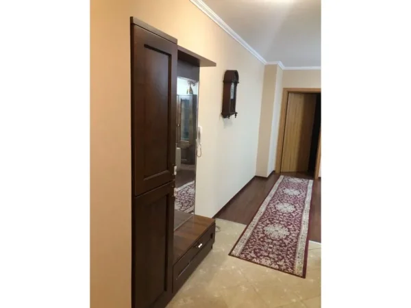 Tirane, jepet me qera apartament 2+1 Kati 3, 100 m² 450 € (Ali Dem)