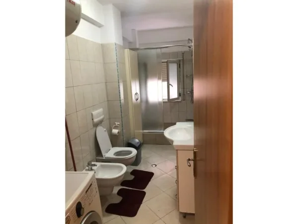 Tirane, jepet me qera apartament 2+1 Kati 3, 100 m² 450 € (Ali Dem)