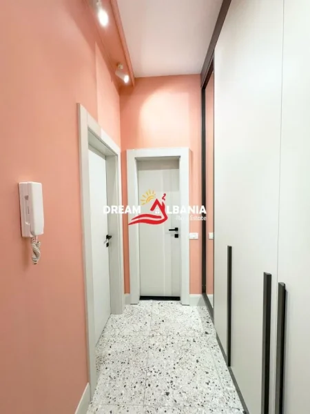 Tirane, jepet me qera apartament 1+1+Ballkon Kati 2, 47 m² 700 € (Prane Pazarit te Ri, ID 42111372)