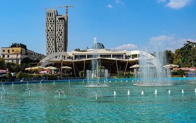 Tirane, shitet dyqan Kati 1, 100 m² 700.000 € (SHALLVARET)