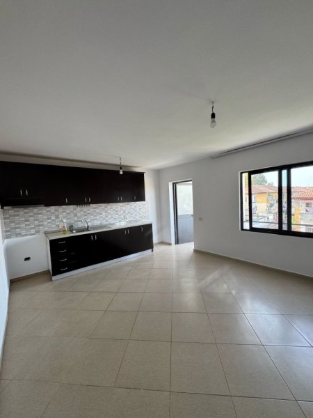 Tirane, jepet me qera apartament 1+1+Ballkon Kati 4, 55 m² 200 € (Kombinat,1 stacion me poshte pallateve cabej ,)