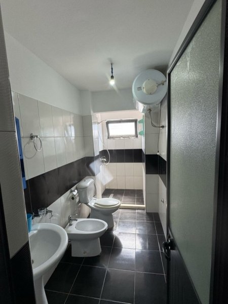 Tirane, jepet me qera apartament 1+1+Ballkon Kati 4, 55 m² 200 € (Kombinat,1 stacion me poshte pallateve cabej ,)