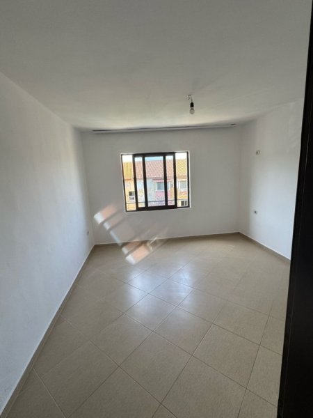Tirane, jepet me qera apartament 1+1+Ballkon Kati 4, 55 m² 200 € (Kombinat,1 stacion me poshte pallateve cabej ,)