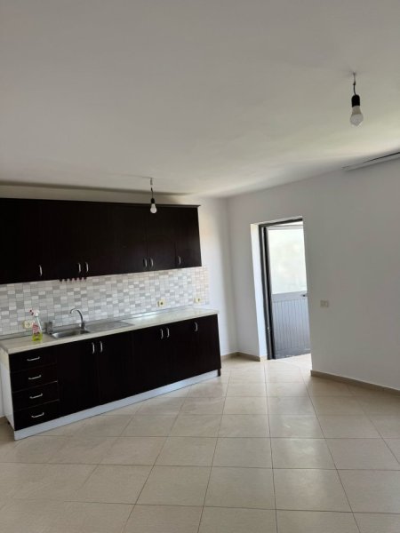 Tirane, jepet me qera apartament 1+1+Ballkon Kati 4, 55 m² 200 € (Kombinat,1 stacion me poshte pallateve cabej ,)