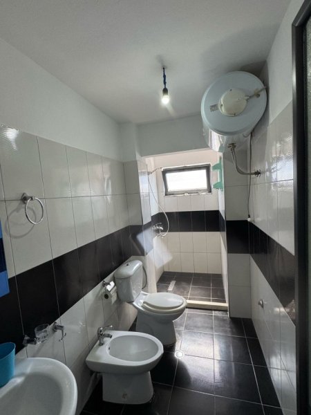 Tirane, jepet me qera apartament 1+1+Ballkon Kati 4, 55 m² 200 € (Kombinat,1 stacion me poshte pallateve cabej ,)