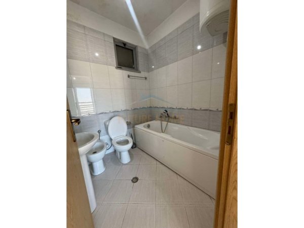 Tirane, jepet me qera apartament 2+1 Kati 8, 113 m² 450 € (Unaza e Re)