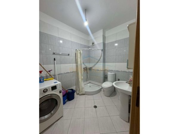 Tirane, jepet me qera apartament 2+1 Kati 8, 113 m² 450 € (Unaza e Re)