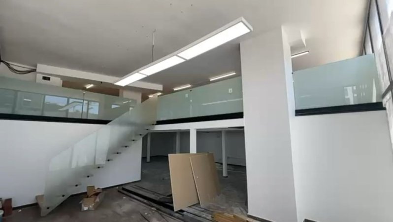 Tirane, jepet me qera dyqan Kati 0, 220 m² 2.000 € (FUSHA E AVIACIONIT)