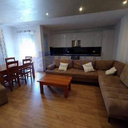 Tirane, jepet me qera apartament 2+1+Aneks+Ballkon Kati 2, 105 m² 450 € (5 Maji , Pran shkolles &quot;Kico Blushi&quot; .)