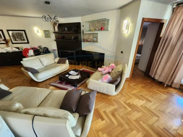 Tirane, shitet apartament 3+1+Ballkon Kati 2, 210 m² 776.400 € (zonën e Bllokut, Rruga Perlat Rexhepi)