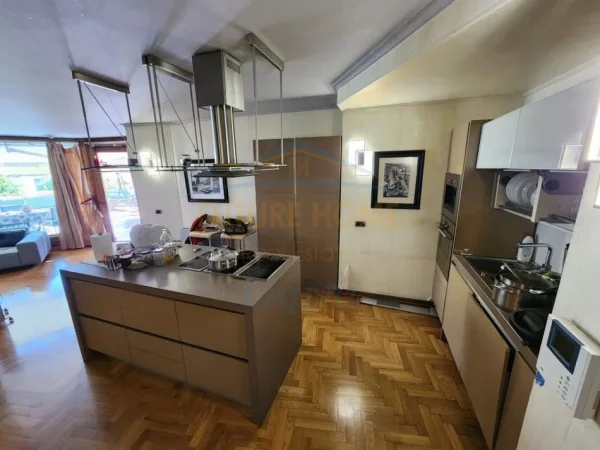 Tirane, shitet apartament 3+1+Ballkon Kati 2, 210 m² 776.400 € (zonën e Bllokut, Rruga Perlat Rexhepi)