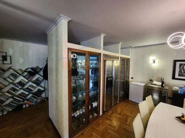 Tirane, shitet apartament 3+1+Ballkon Kati 2, 210 m² 776.400 € (zonën e Bllokut, Rruga Perlat Rexhepi)
