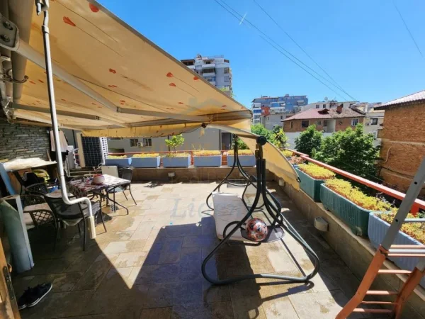 Tirane, shitet apartament 3+1+Ballkon Kati 2, 210 m² 776.400 € (zonën e Bllokut, Rruga Perlat Rexhepi)