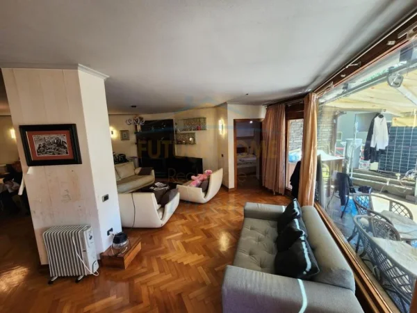 Tirane, shitet apartament 3+1+Ballkon Kati 2, 210 m² 776.400 € (zonën e Bllokut, Rruga Perlat Rexhepi)