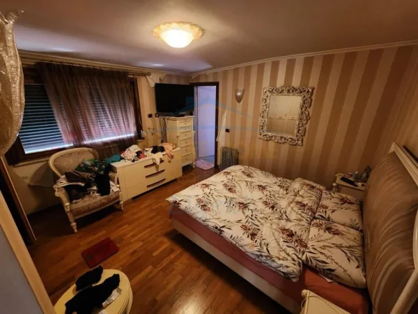 Tirane, shitet apartament 3+1+Ballkon Kati 2, 210 m² 776.400 € (zonën e Bllokut, Rruga Perlat Rexhepi)