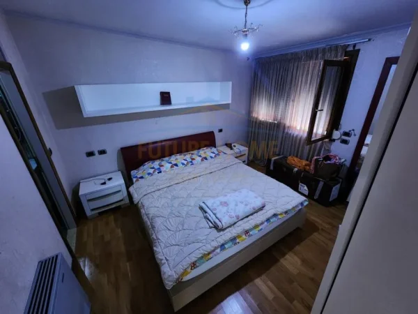 Tirane, shitet apartament 3+1+Ballkon Kati 2, 210 m² 776.400 € (zonën e Bllokut, Rruga Perlat Rexhepi)