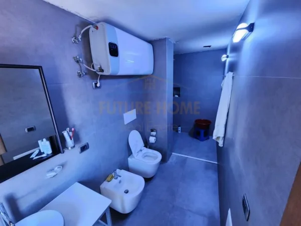 Tirane, shitet apartament 3+1+Ballkon Kati 2, 210 m² 776.400 € (zonën e Bllokut, Rruga Perlat Rexhepi)