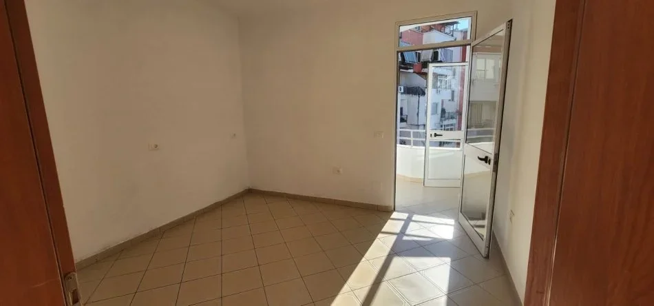 Tirane, shitet apartament 1+1+Ballkon Kati 4, 59 m² 78.000 € (Fresk , Rruga e Teleferikut)