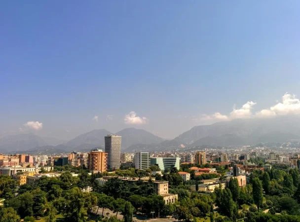 Tirane, jepet me qera apartament 2+1 Kati 3, 120 m² 400 € (Qyteti Studenti)