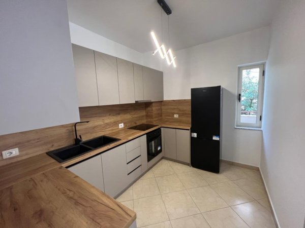Tirane, jepet me qera apartament 2+1 Kati 2, 120 m² 600 € 