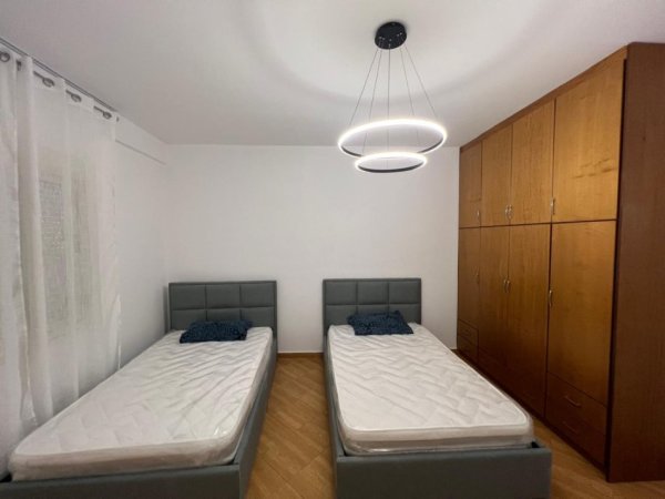 Tirane, jepet me qera apartament 2+1 Kati 2, 120 m² 600 € 