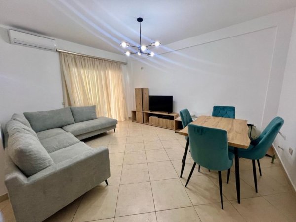 Tirane, jepet me qera apartament 2+1 Kati 2, 120 m² 600 € 