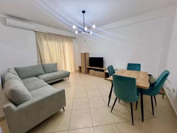 Tirane, jepet me qera apartament 2+1 Kati 2, 120 m² 600 € 