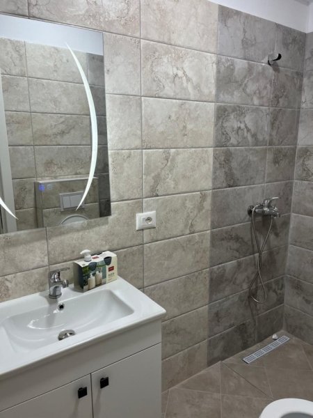 Tirane, jepet me qera apartament 2+1 , 98 m² 700 € 