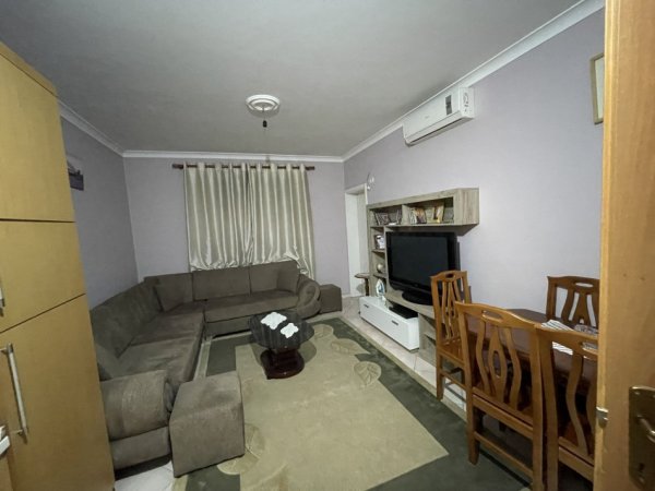 Tirane, jepet me qera apartament 1+1 Kati 4, 75 m² 350 € (Pallatet e Verdha.)