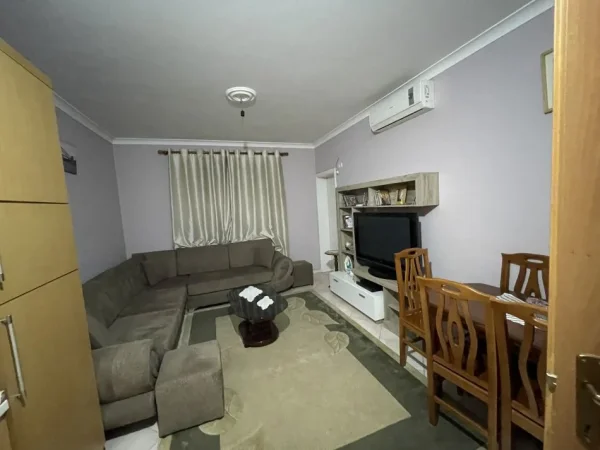 Tirane, jepet me qera apartament 1+1 Kati 4, 75 m² 350 € (Pallatet e Verdha.)