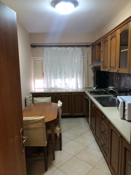 Tirane, jepet me qera apartament 2+1+Ballkon Kati 3, 100 m² 500 € (Ali Demi)