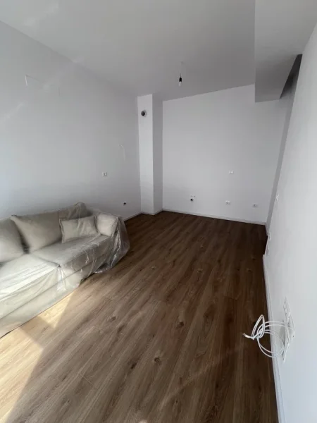 Tirane, jepet me qera apartament 1+1+Ballkon Kati 5, 52 m² 400 € (Ali Demi)