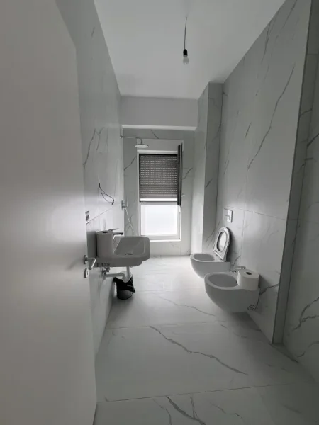 Tirane, jepet me qera apartament 1+1+Ballkon Kati 5, 52 m² 400 € (Ali Demi)