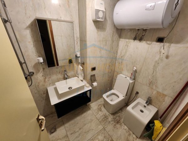 Tirane, shitet apartament 3+1+Ballkon Kati 2, 193 m² 776.400 € (Bllok)