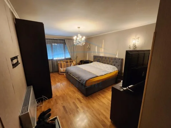 Tirane, shitet apartament 3+1+Ballkon Kati 2, 193 m² 776.400 € (Bllok)