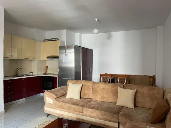 Tirane, jap me qera apartament 1+1 Kati 3, 400 € (Astir, pallati prapa hidrosanitare Mario)