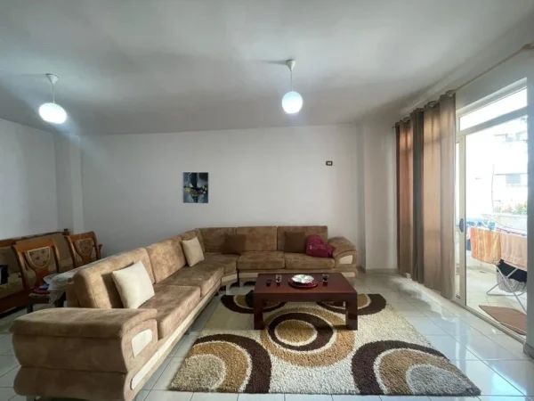 Tirane, jap me qera apartament 1+1 Kati 3, 400 € (Astir, pallati prapa hidrosanitare Mario)
