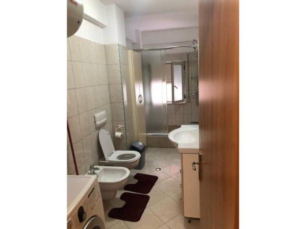 Tirane, jepet me qera apartament 2+1+Ballkon Kati 3, 100 m² 450 € (Ali Demi)