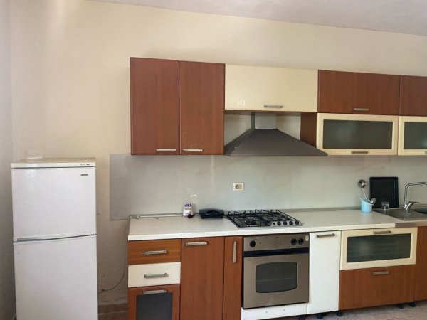 Tirane, jap me qera apartament 2+1+Ballkon Kati 1, 120 m² 350 € (ne rrugen Pandi Stillu Tirane.)