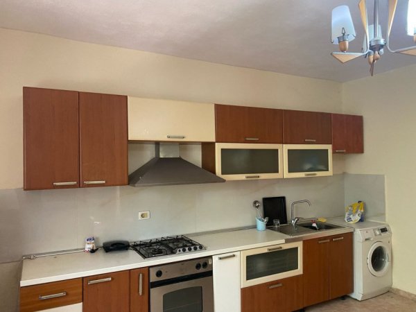 Tirane, jap me qera apartament 2+1+Ballkon Kati 1, 120 m² 350 € (ne rrugen Pandi Stillu Tirane.)