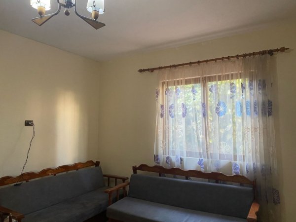 Tirane, jap me qera apartament 2+1+Ballkon Kati 1, 120 m² 350 € (ne rrugen Pandi Stillu Tirane.)