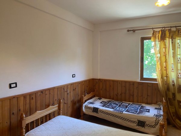 Tirane, jap me qera apartament 2+1+Ballkon Kati 1, 120 m² 350 € (ne rrugen Pandi Stillu Tirane.)
