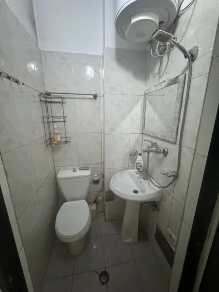 Tirane, jepet me qera garsonier Kati 2, 25 m² 300 € (21 Dhjetori mulliri i vjeter)