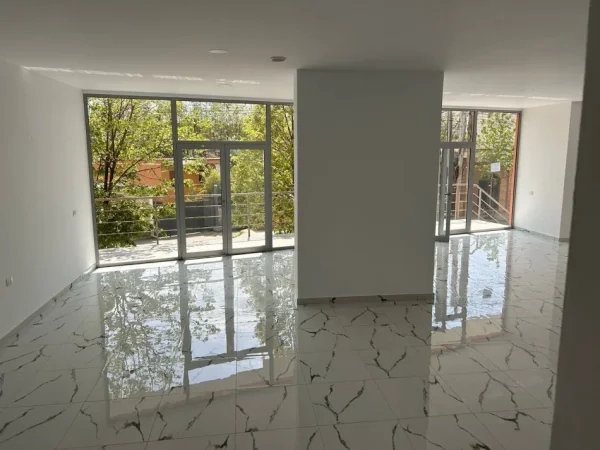 Tirane, jepet me qera ambjent biznesi Kati 1, 100 m² 400 Euro (Rruga Faik Kulla)