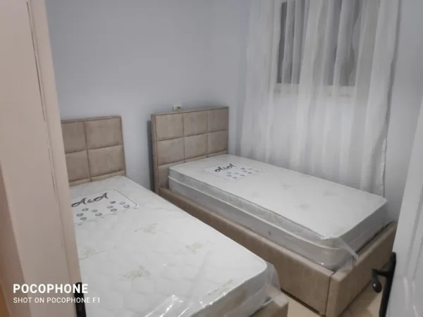 Tirane, jepet me qera apartament 2+1+Ballkon Kati 1, 85 m² 450 € (Rruga Kokonozve)
