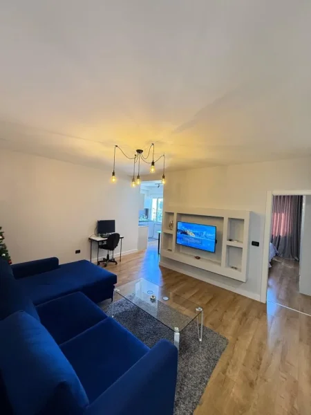 Tirane, jepet me qera apartament 1+1+Ballkon Kati 11, 70 m² 700 € (Komuna e Parisit)
