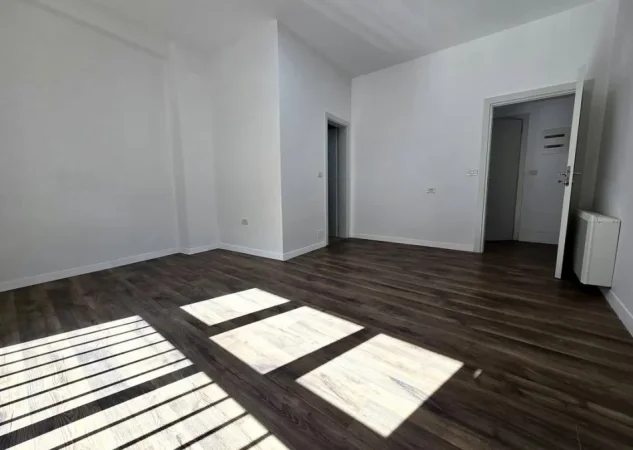 Tirane, jepet me qera zyre Kati 5, 93 m² 900 € (Komuna e Parisit)