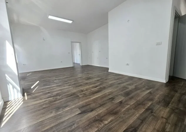 Tirane, jepet me qera zyre Kati 5, 93 m² 900 € (Komuna e Parisit)